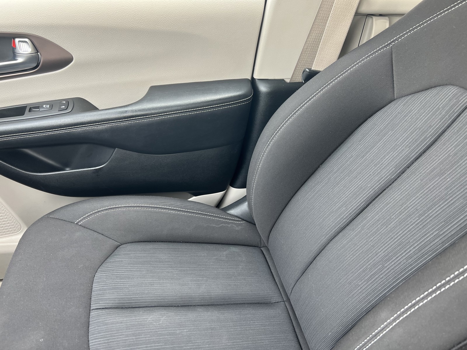 2022 Chrysler Voyager LX photo 27