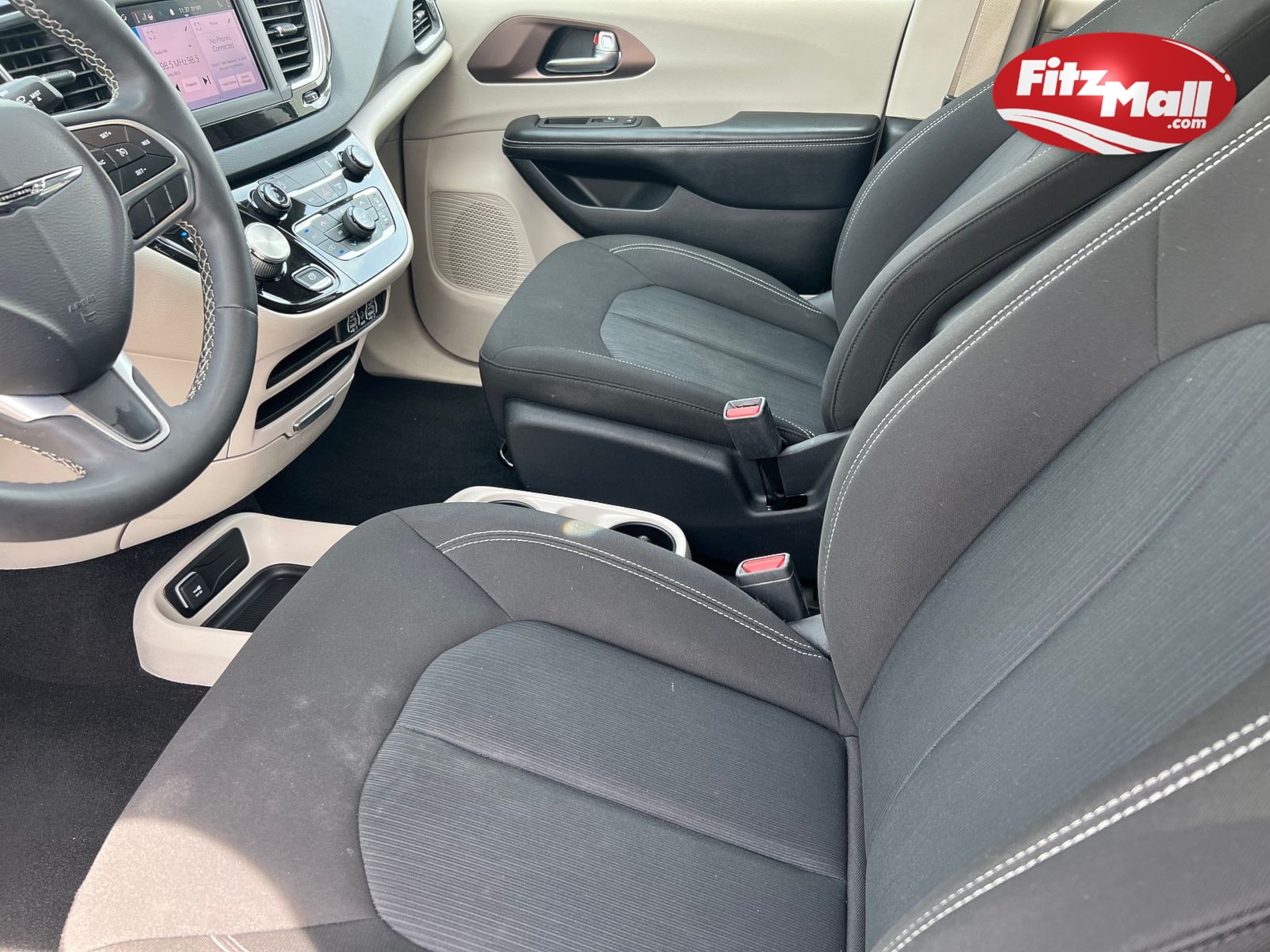 2022 Chrysler Voyager LX photo 6