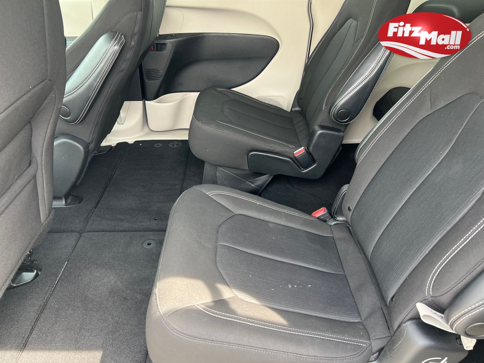 2022 Chrysler Voyager LX photo 8