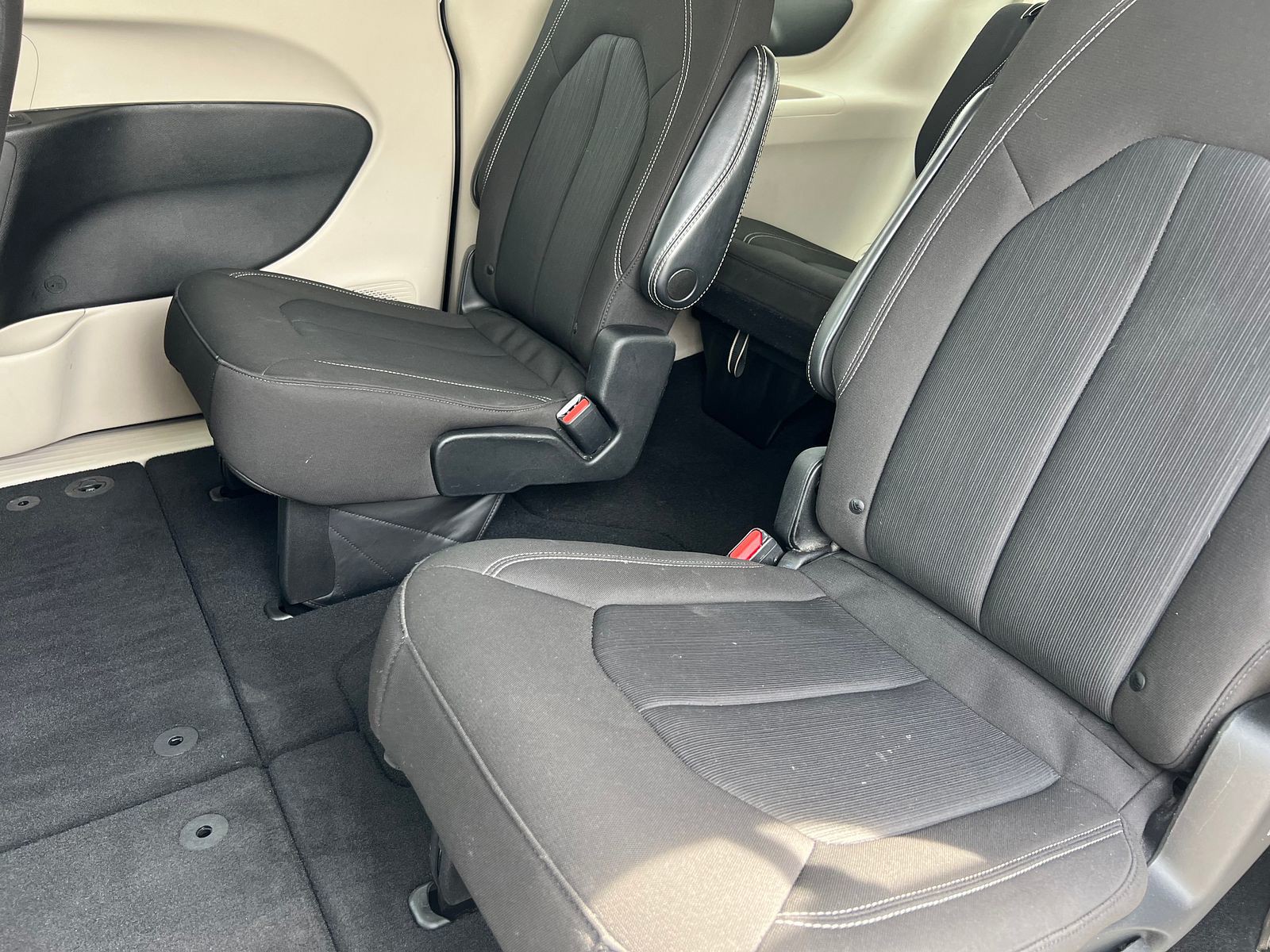 2022 Chrysler Voyager LX photo 9
