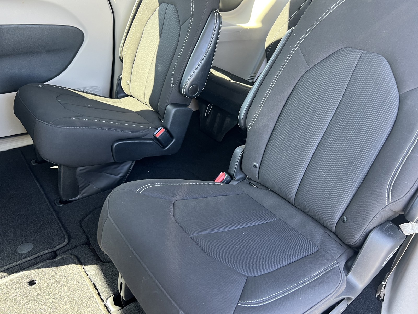 2022 Chrysler Voyager LX photo 11