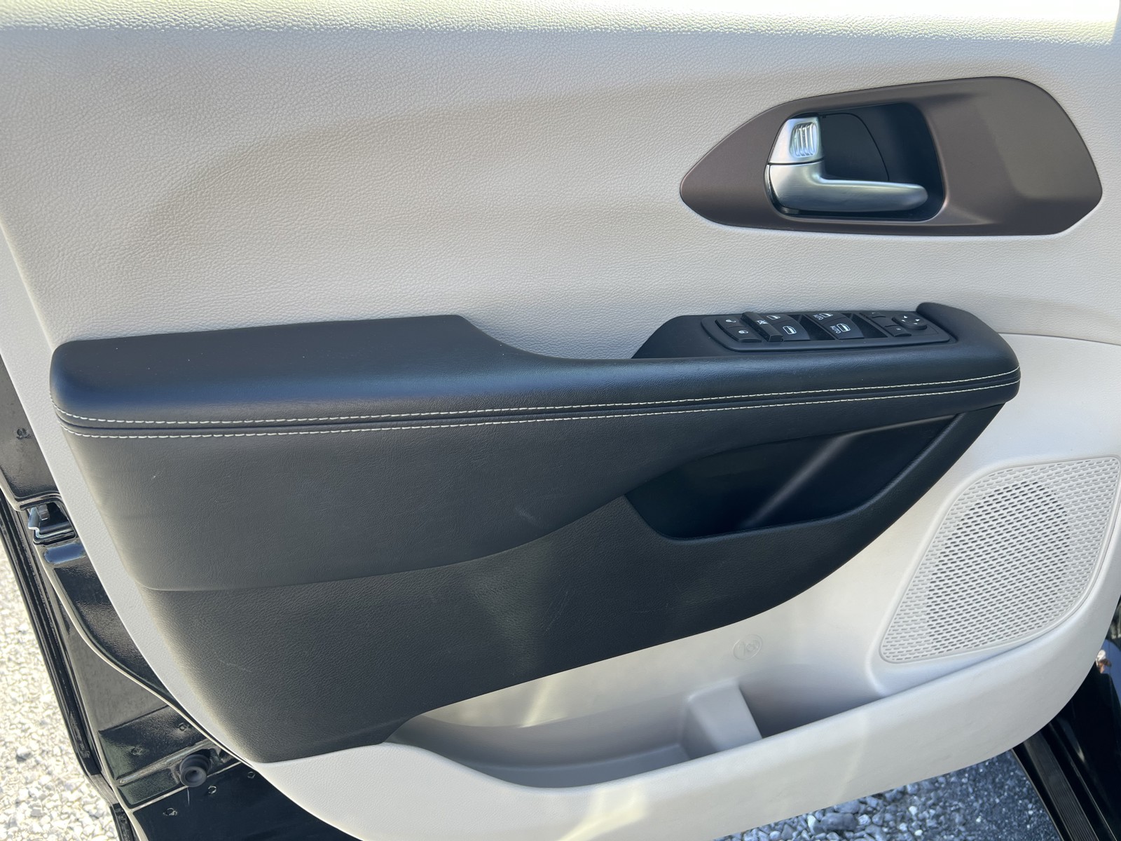 2022 Chrysler Voyager LX photo 15
