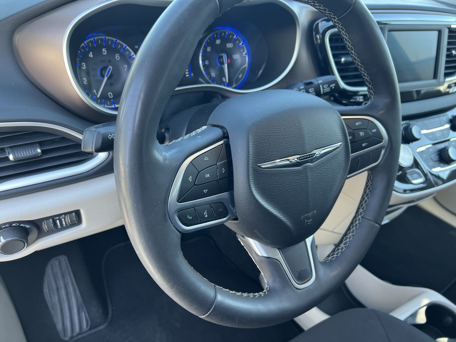 2022 Chrysler Voyager LX photo 16