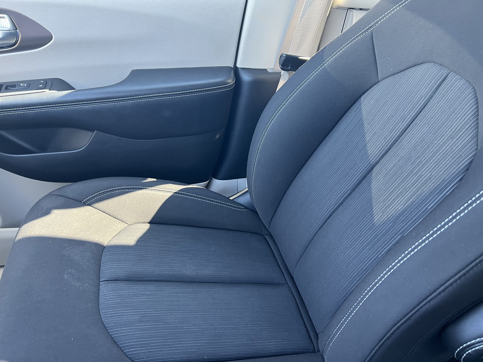 2022 Chrysler Voyager LX photo 28