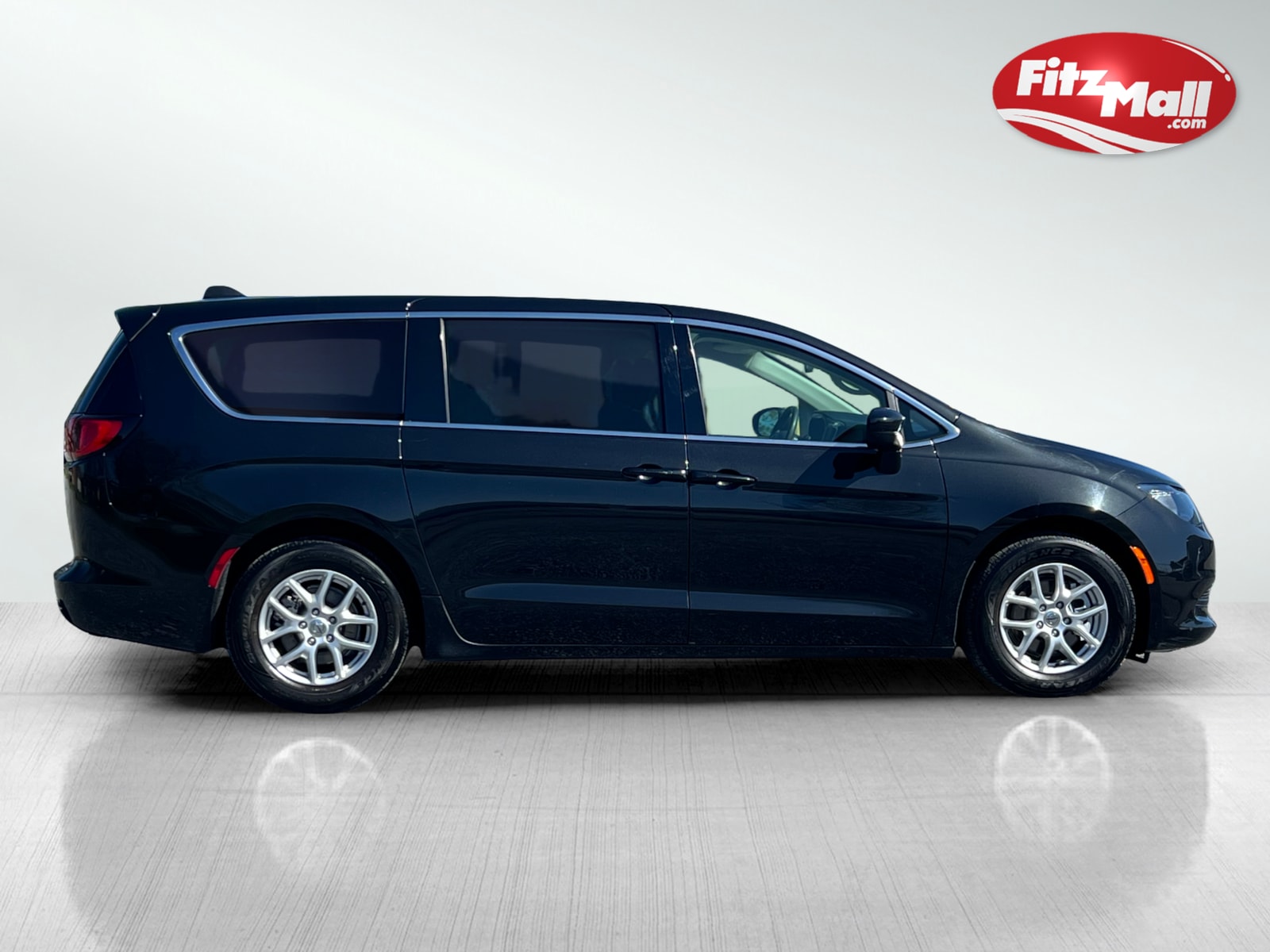 2022 Chrysler Voyager LX photo 3