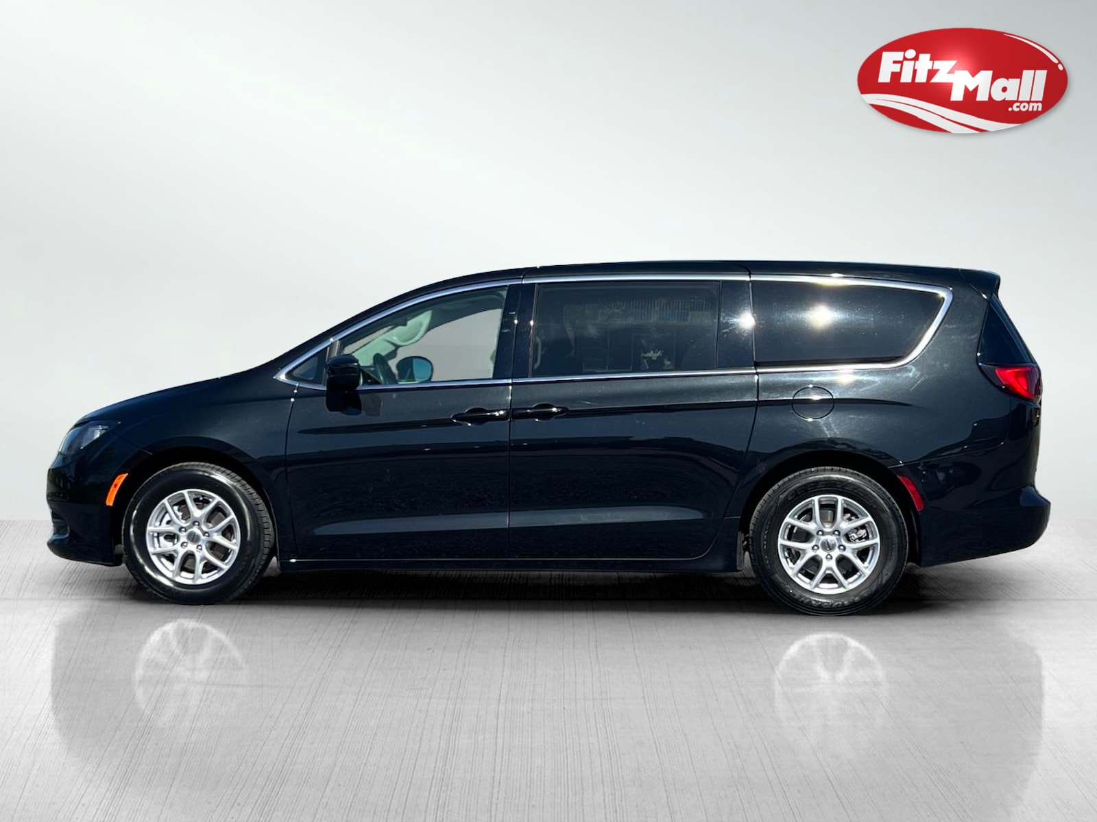 2022 Chrysler Voyager LX photo 4