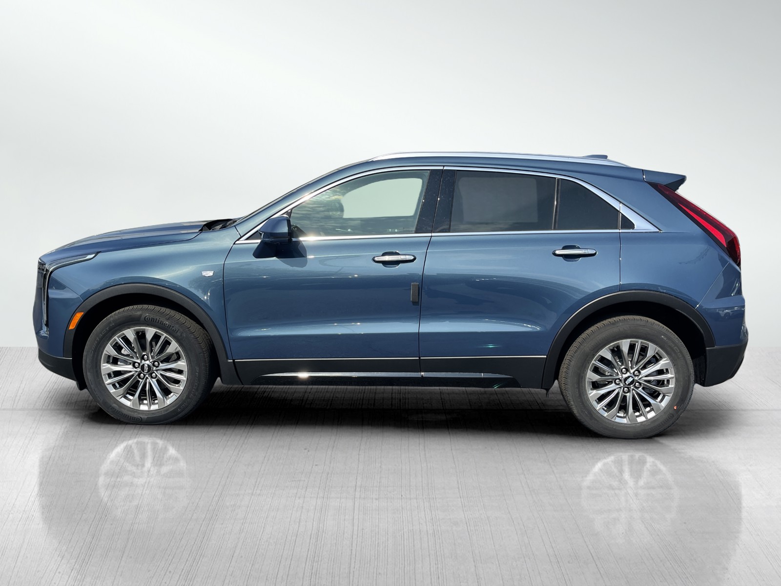 2025 Cadillac XT4 Premium Luxury photo 3