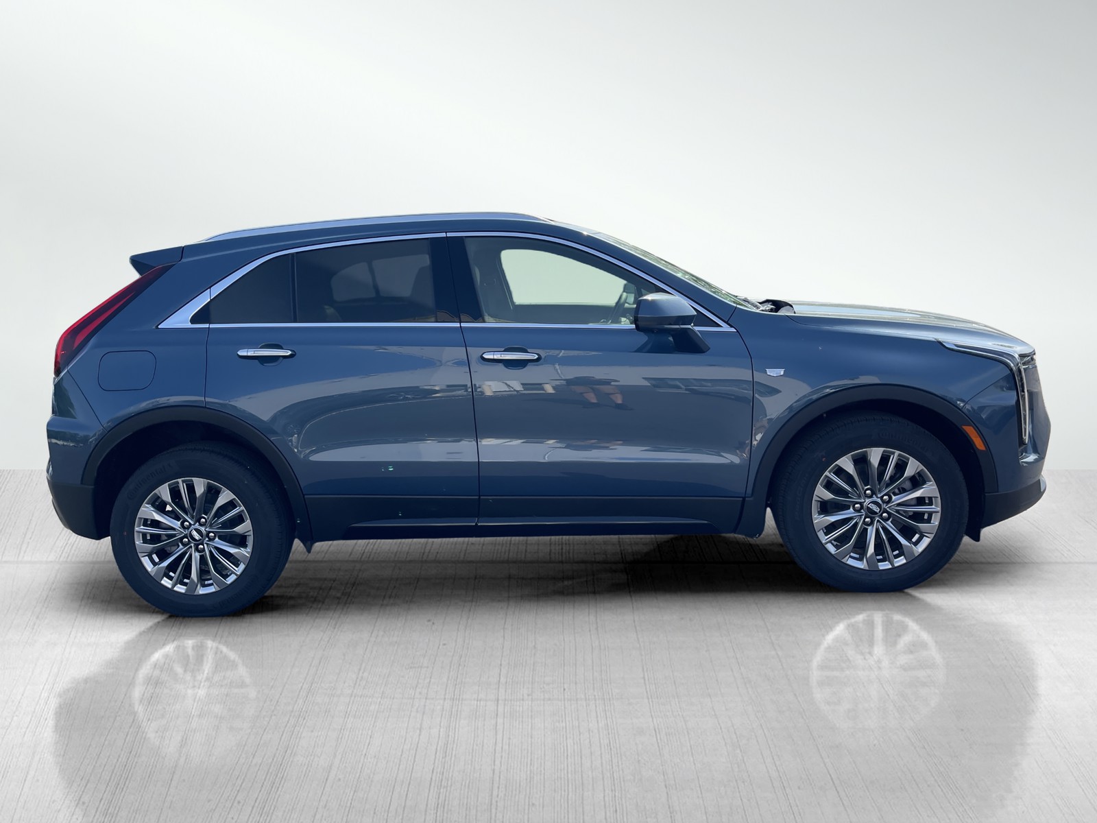 2025 Cadillac XT4 Premium Luxury photo 4