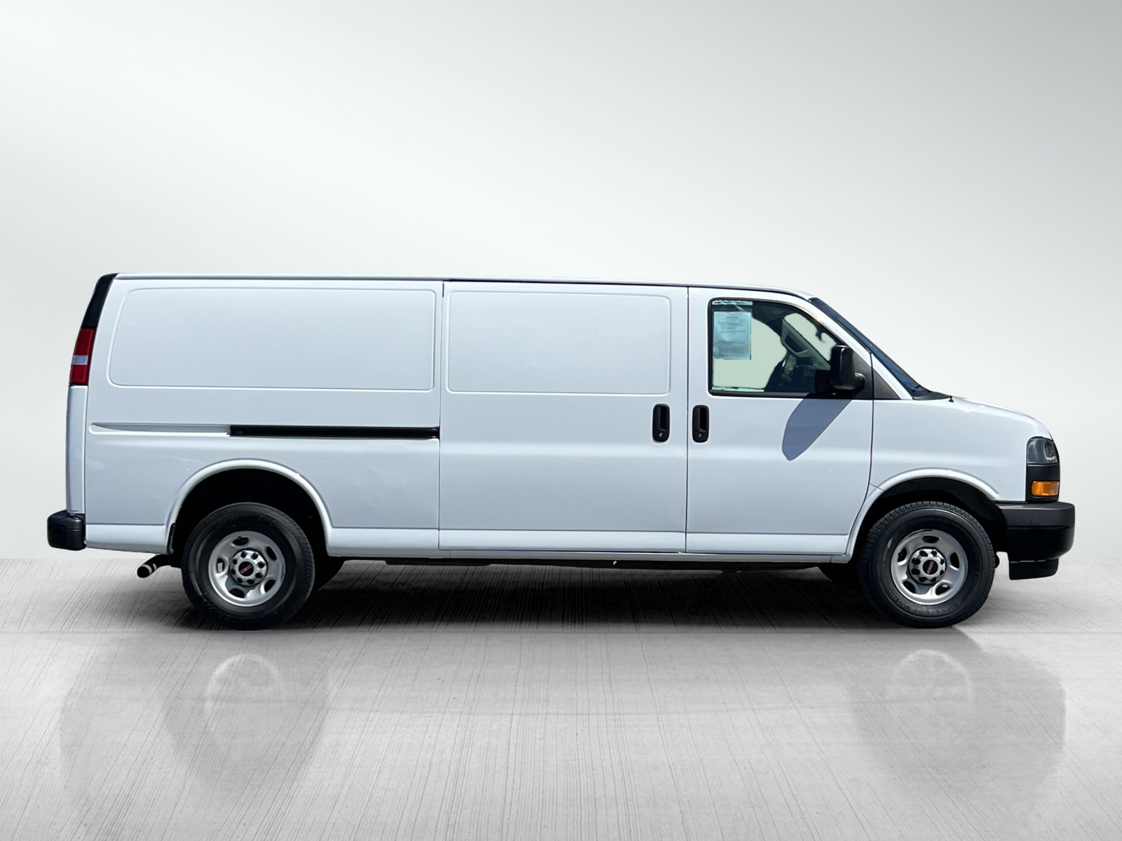 2023 Gmc Savana Cargo 2500 photo 3