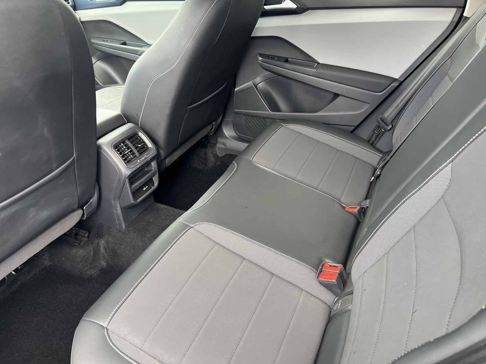 2022 Volkswagen Taos SE photo 8