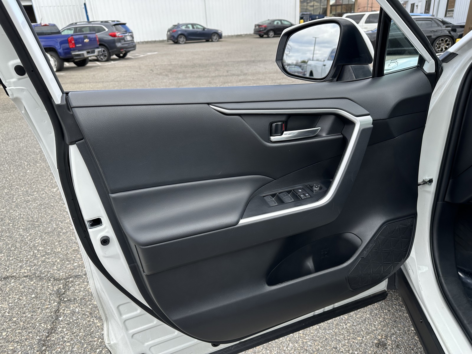 2024 Toyota RAV4 XLE photo 13