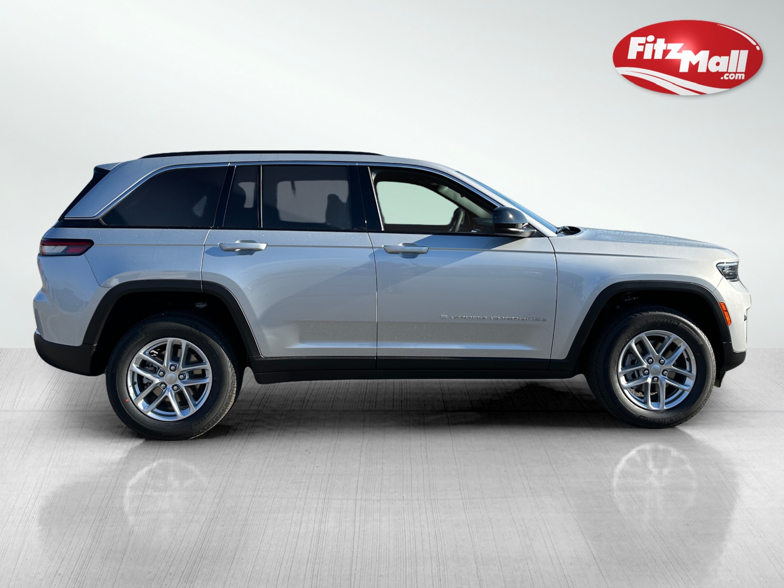 2025 Jeep Grand Cherokee Laredo X photo 3