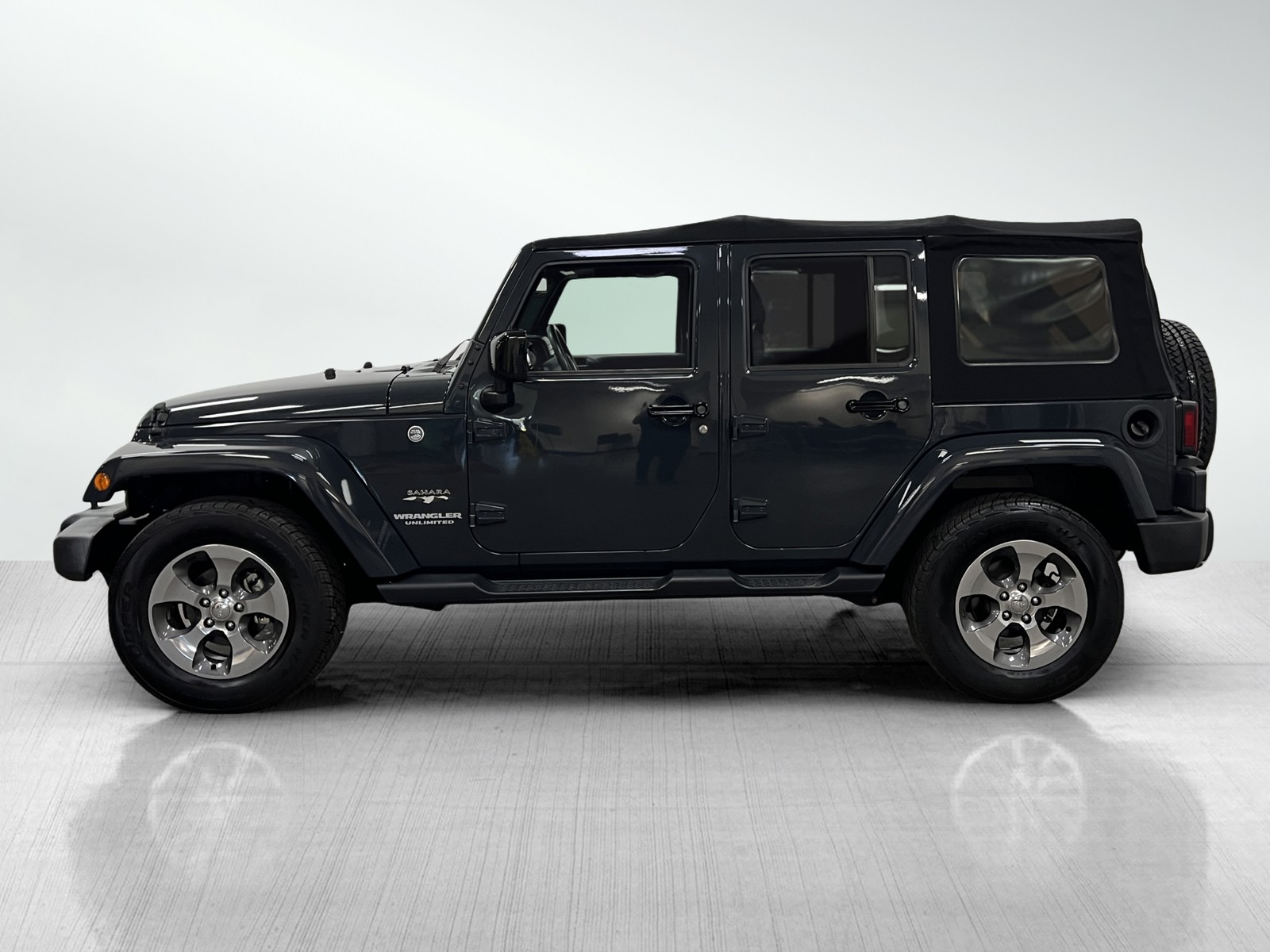 2017 Jeep Wrangler Unlimited Sahara photo 3