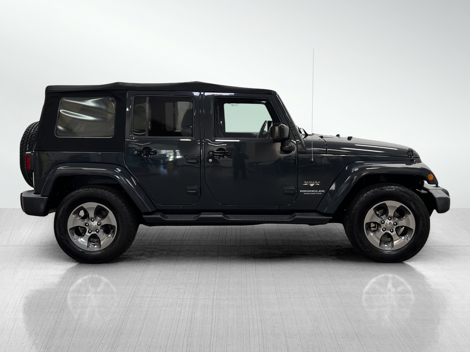 2017 Jeep Wrangler Unlimited Sahara photo 4