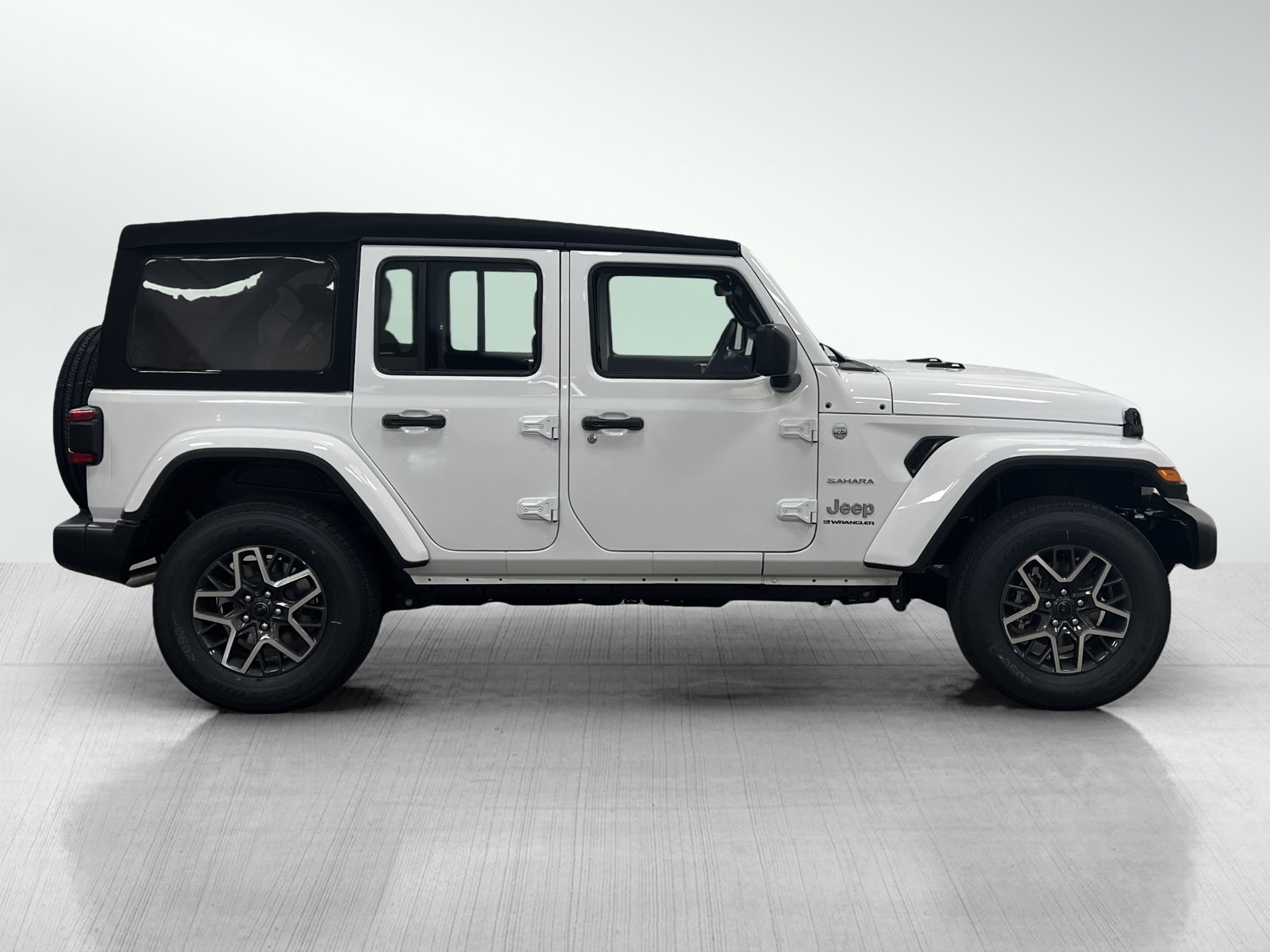 2024 Jeep Wrangler Sahara photo 4