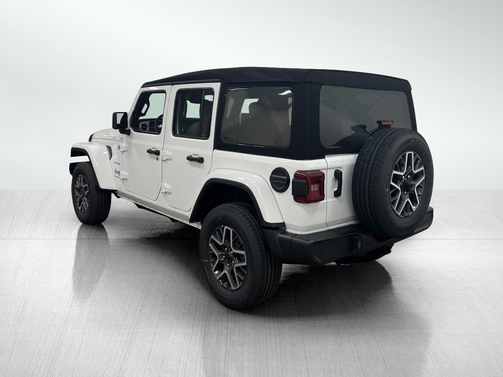 2024 Jeep Wrangler Sahara photo 8