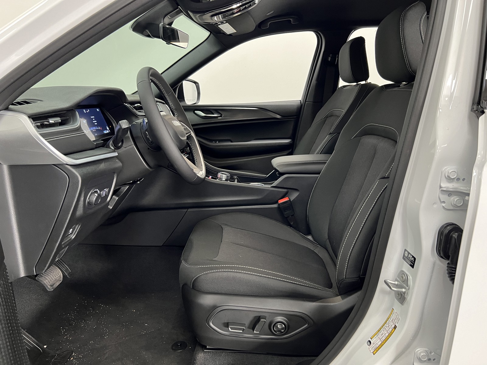 2025 Jeep Grand Cherokee Laredo photo 10