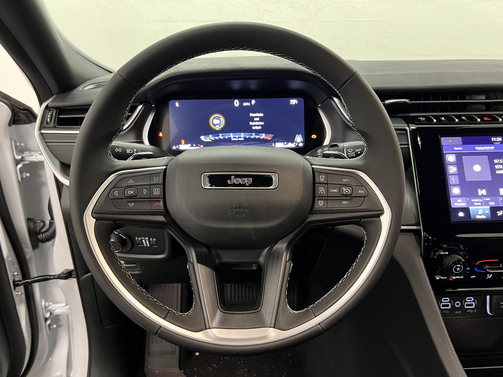2025 Jeep Grand Cherokee Laredo photo 16