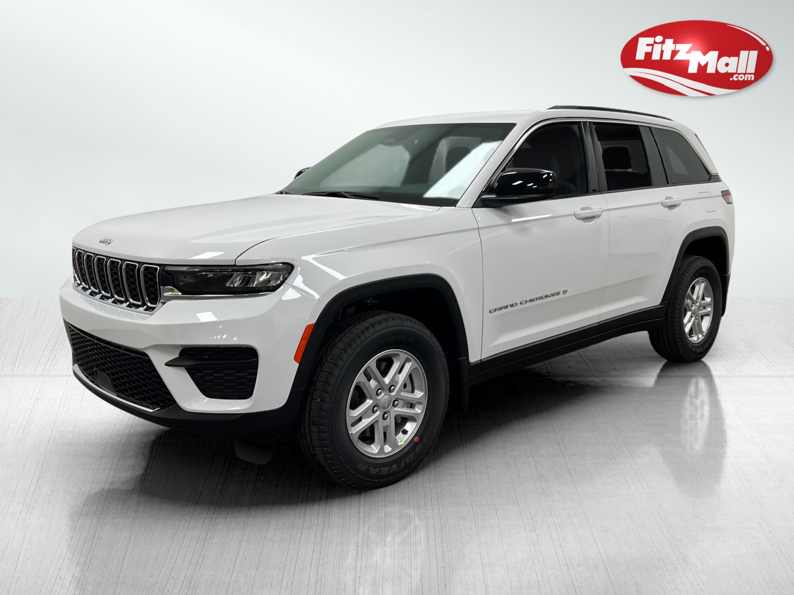 2025 Jeep Grand Cherokee Laredo photo 2