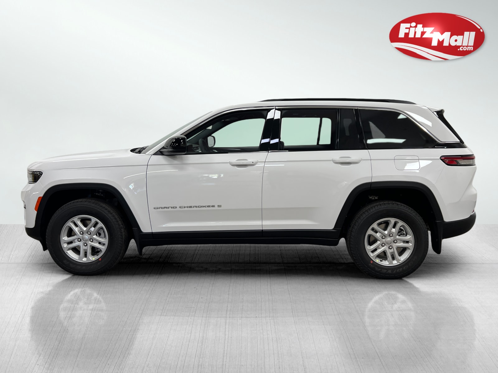 2025 Jeep Grand Cherokee Laredo photo 3
