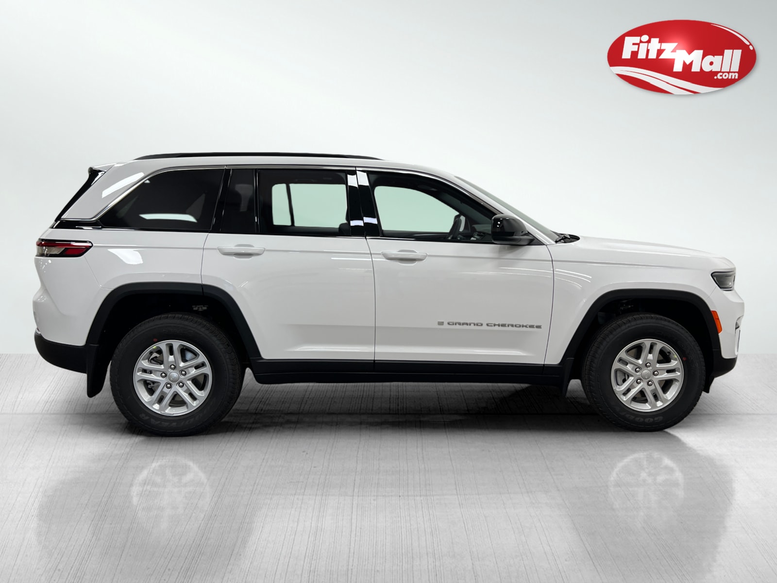 2025 Jeep Grand Cherokee Laredo photo 4