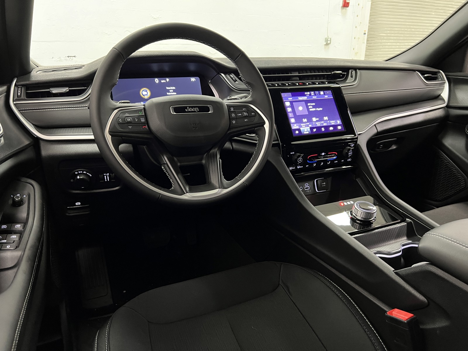 2025 Jeep Grand Cherokee Laredo photo 9