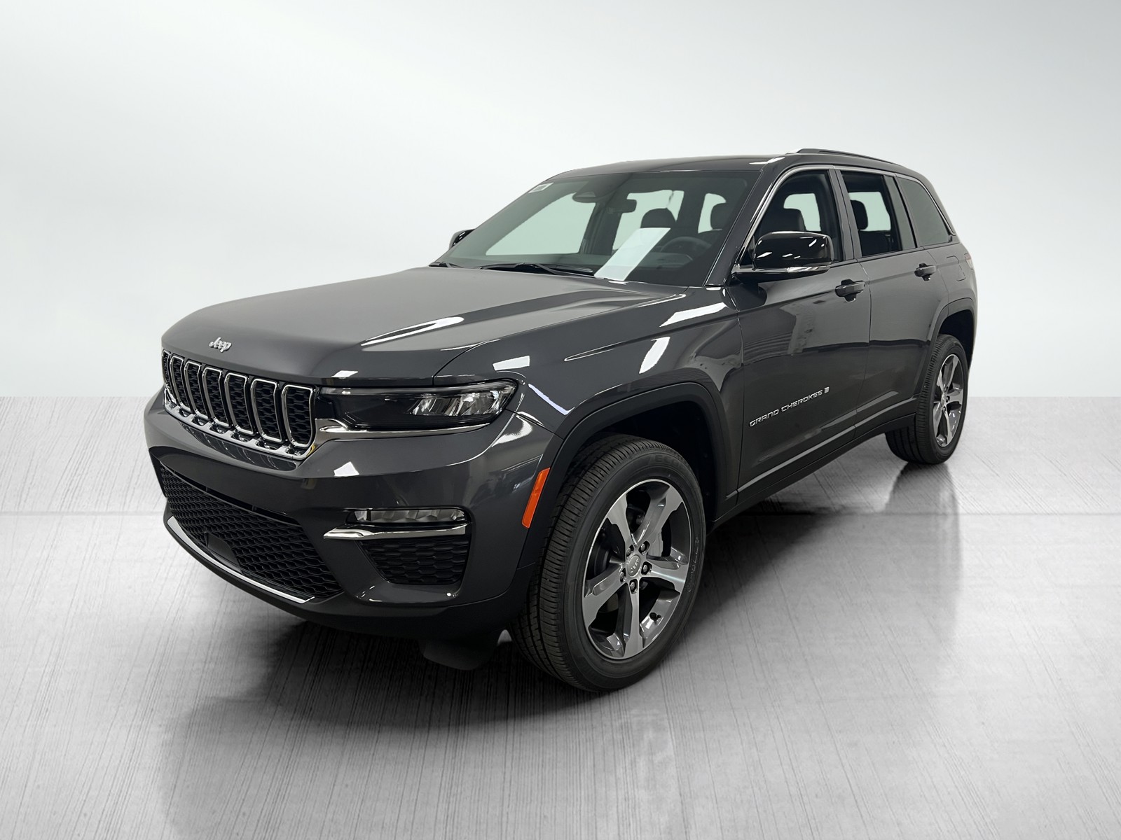 2025 Jeep Grand Cherokee Limited photo 2