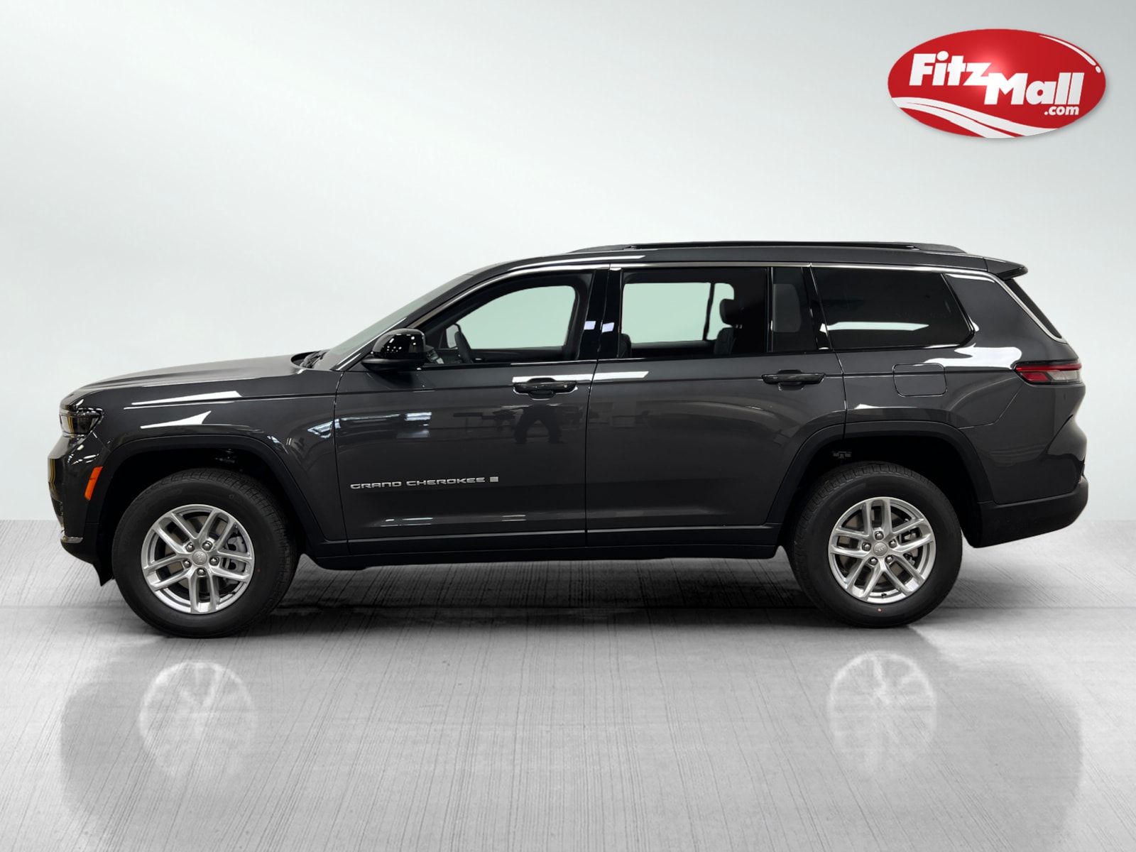 2025 Jeep Grand Cherokee Laredo photo 3