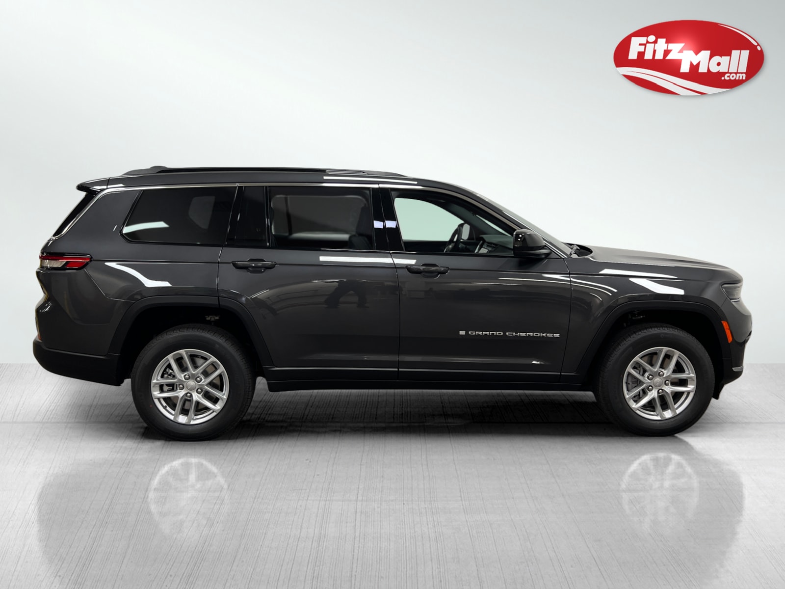 2025 Jeep Grand Cherokee Laredo photo 4