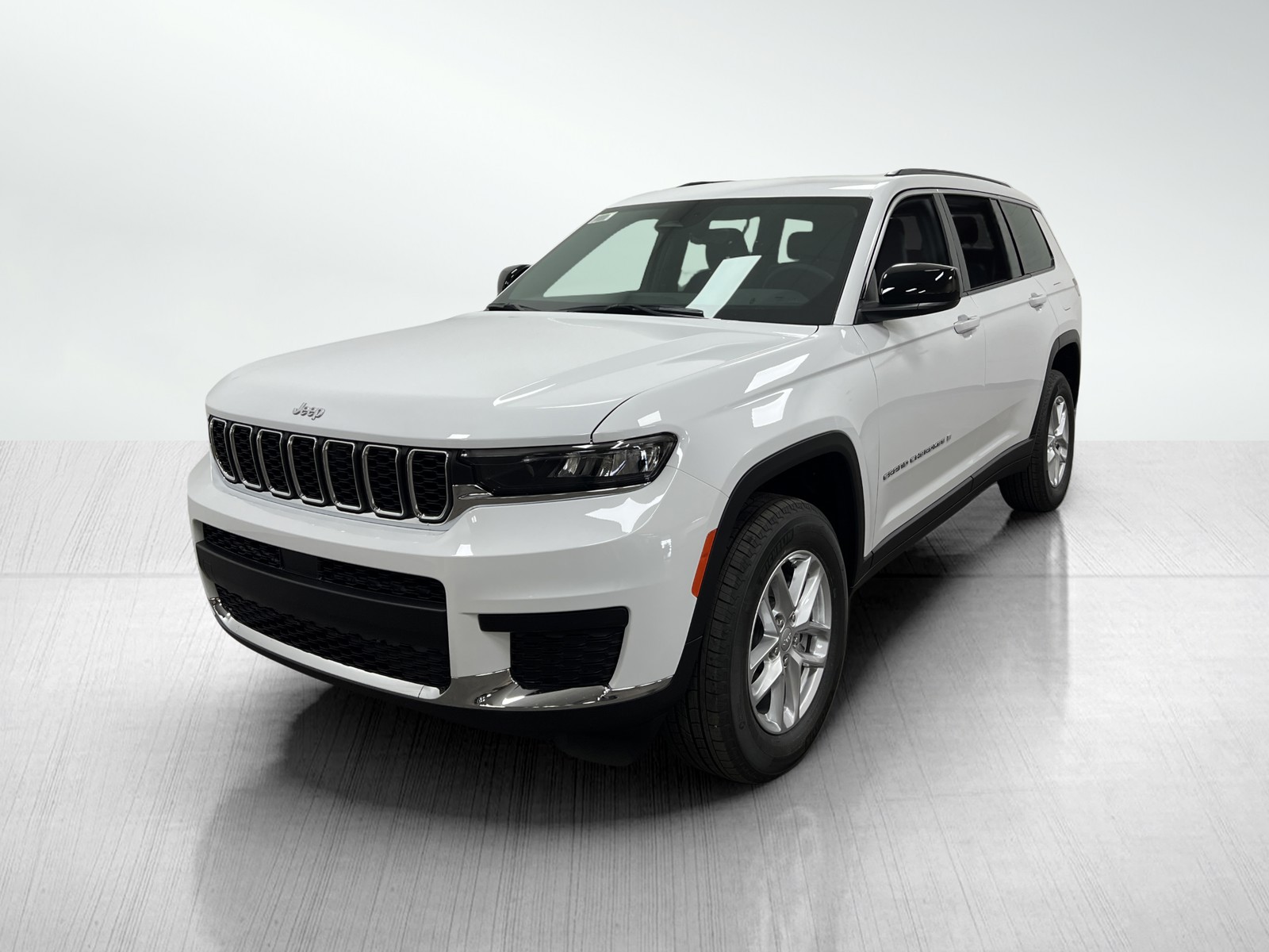 2025 Jeep Grand Cherokee Laredo photo 2