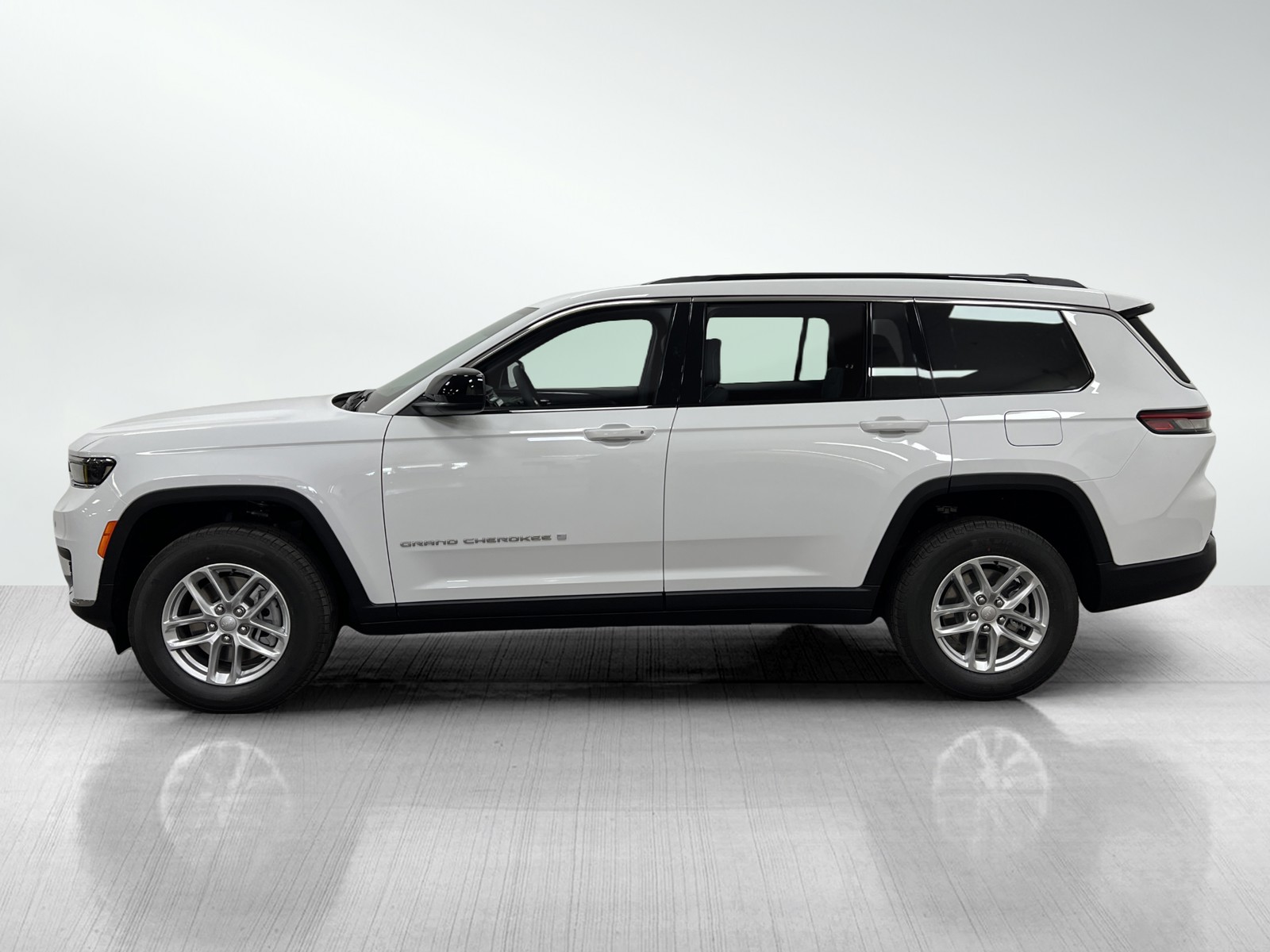 2025 Jeep Grand Cherokee Laredo photo 3