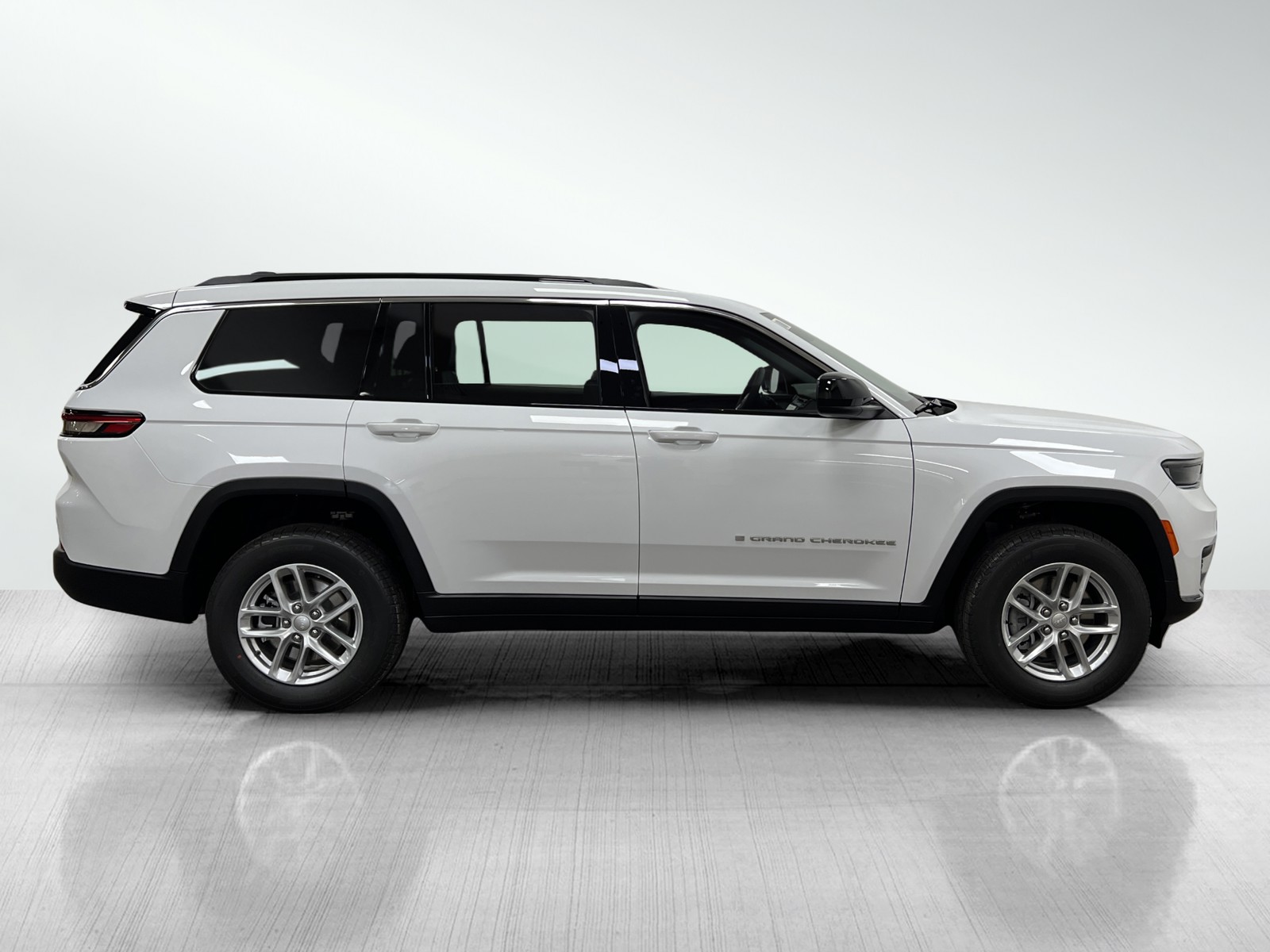 2025 Jeep Grand Cherokee Laredo photo 4