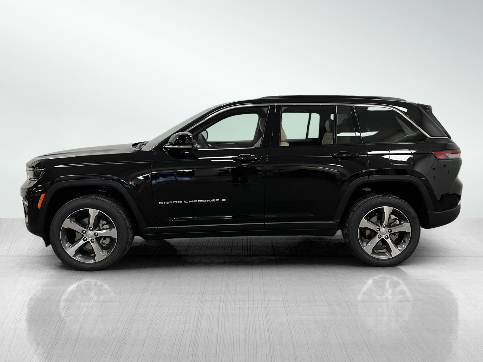 2025 Jeep Grand Cherokee Limited photo 3
