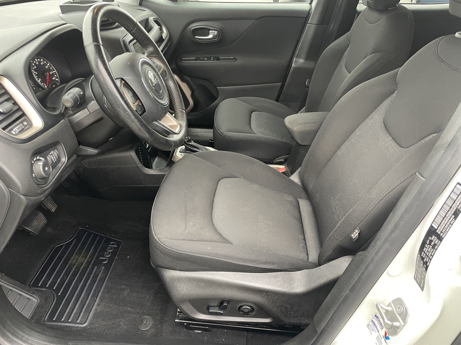 2015 Jeep Renegade Latitude photo 28