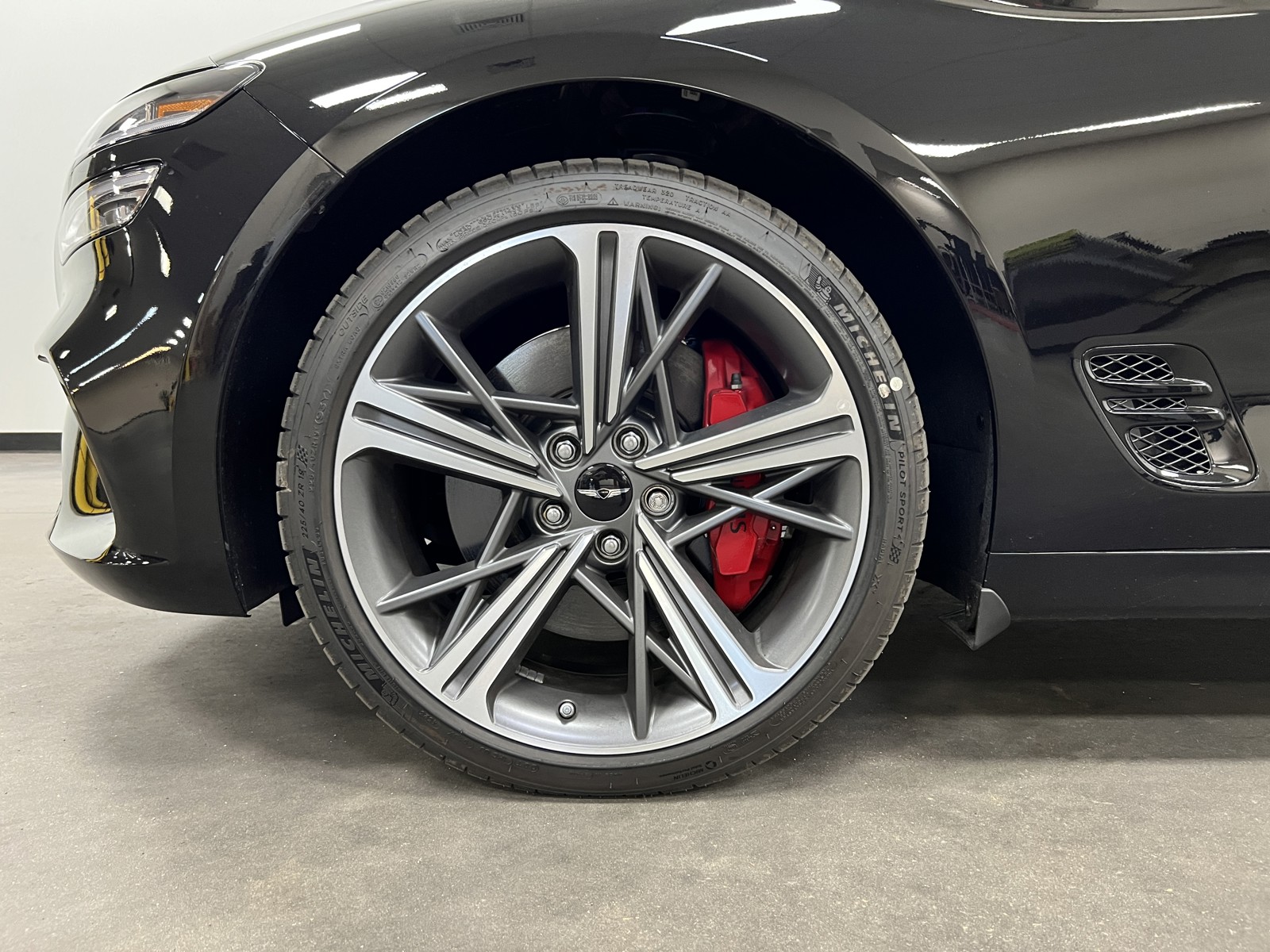 2025 Genesis G70 3.3T Sport Advanced photo 14