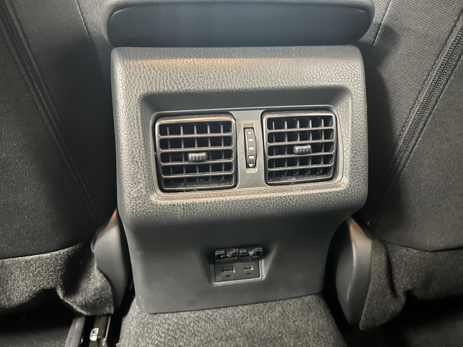 2025 Toyota Camry Hybrid LE photo 12