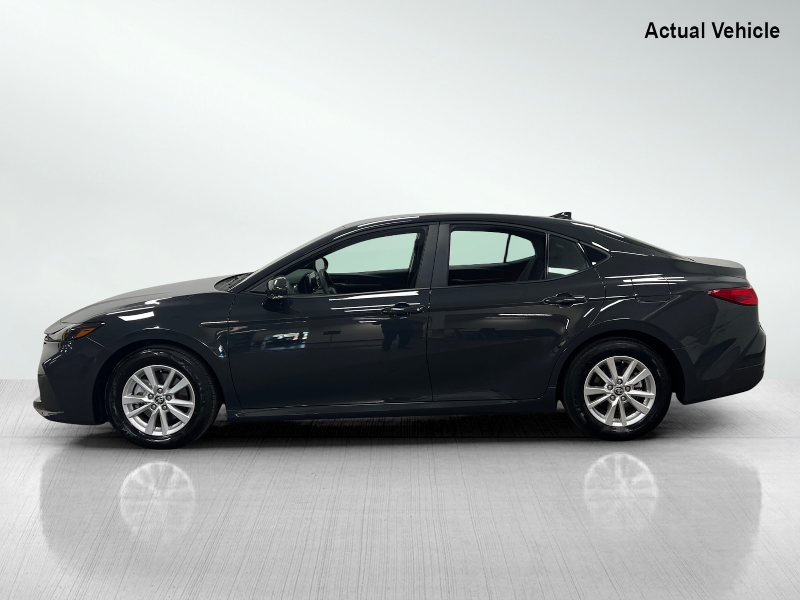 2025 Toyota Camry Hybrid LE photo 3