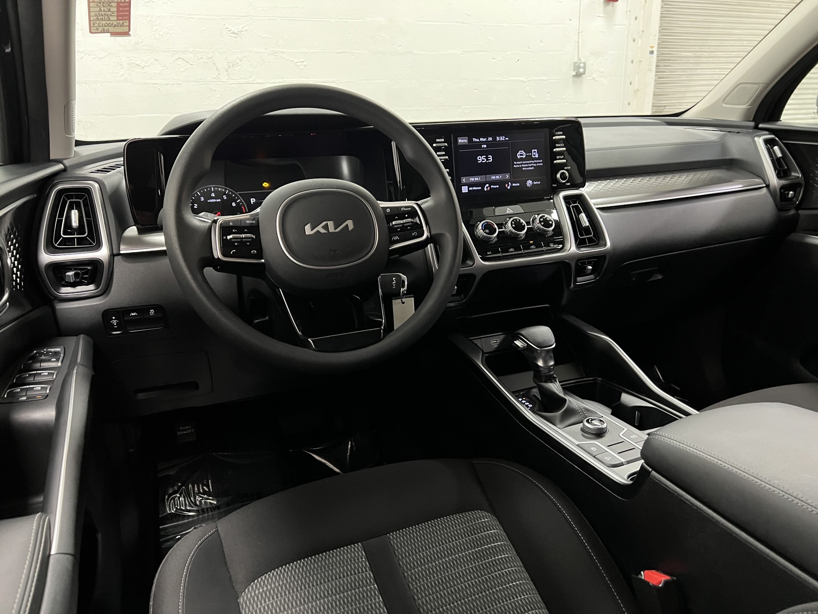2022 Kia Sorento LX photo 9
