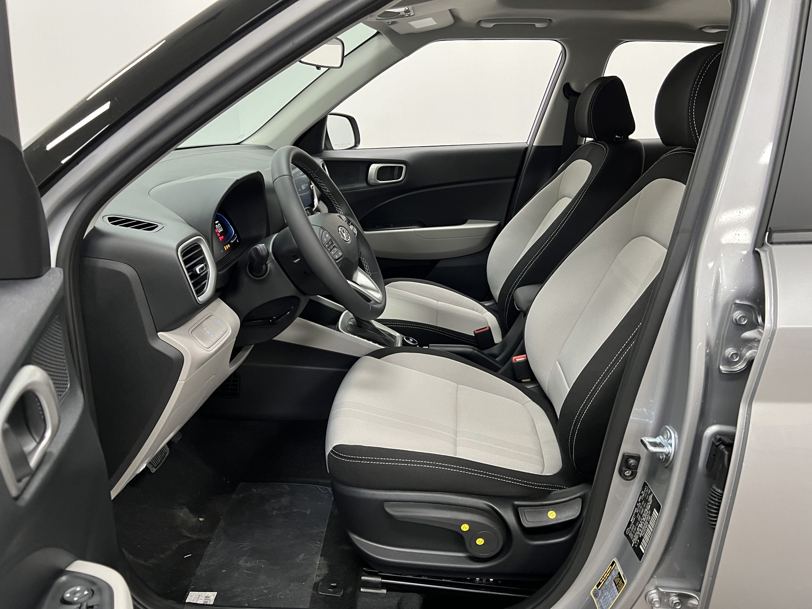 2025 Hyundai Venue SEL photo 10