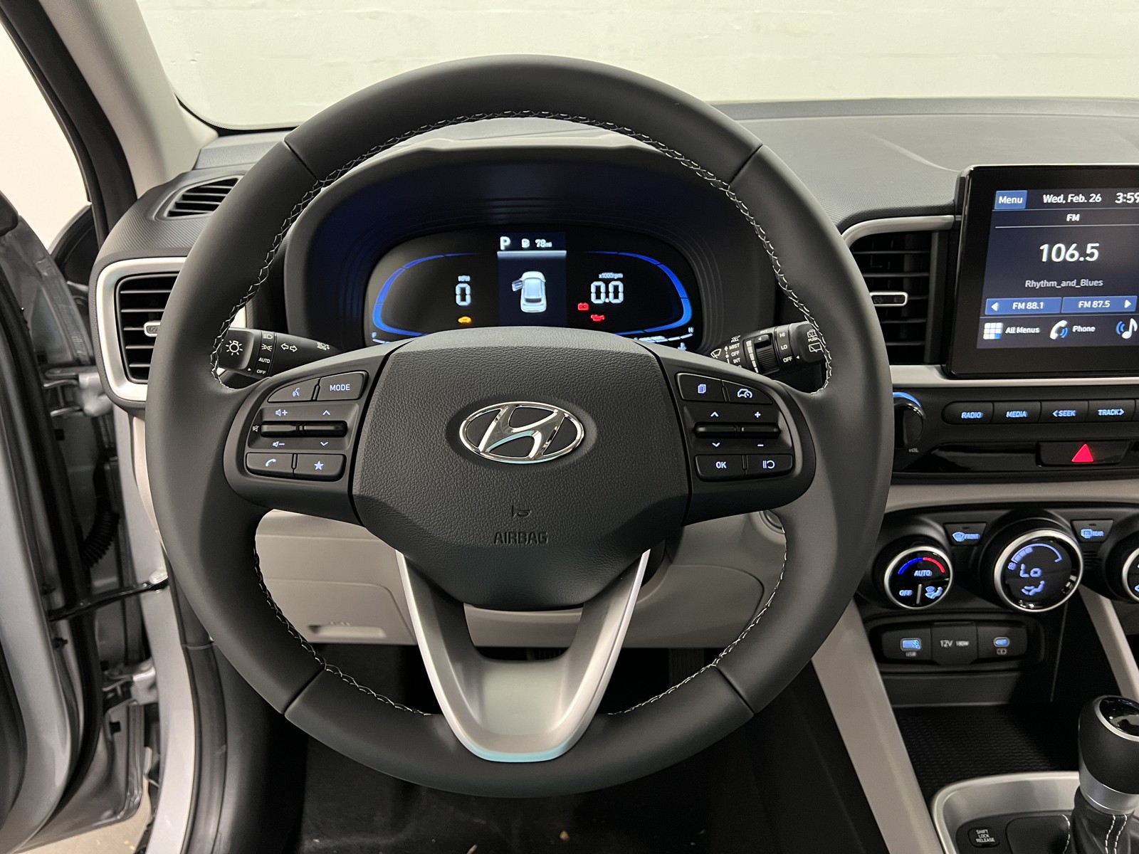 2025 Hyundai Venue SEL photo 14