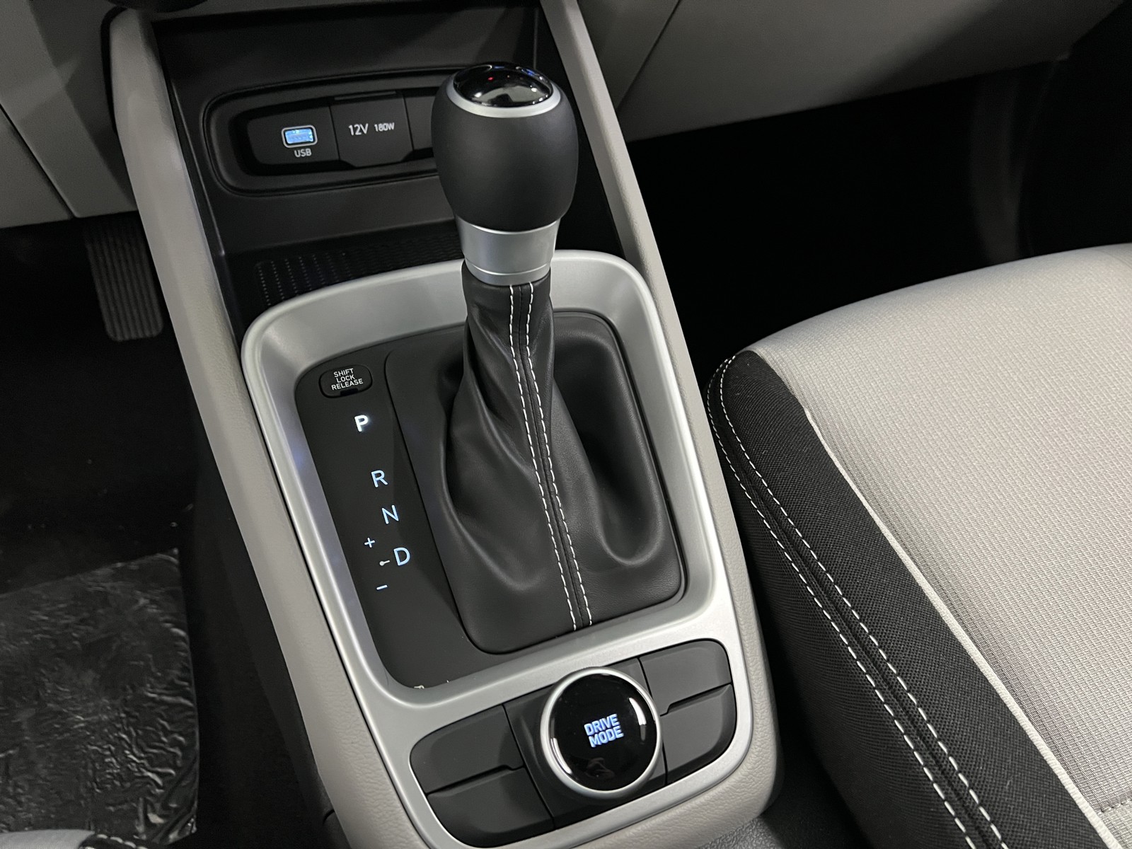 2025 Hyundai Venue SEL photo 16