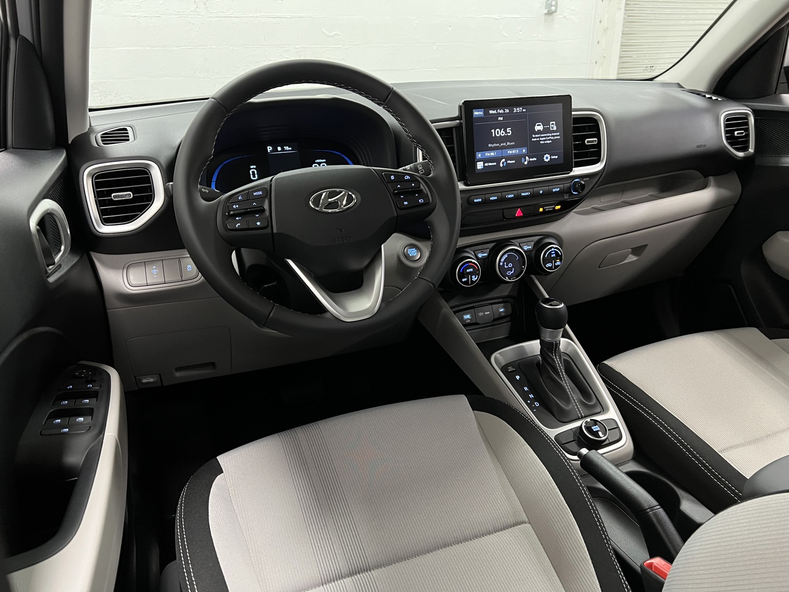 2025 Hyundai Venue SEL photo 9