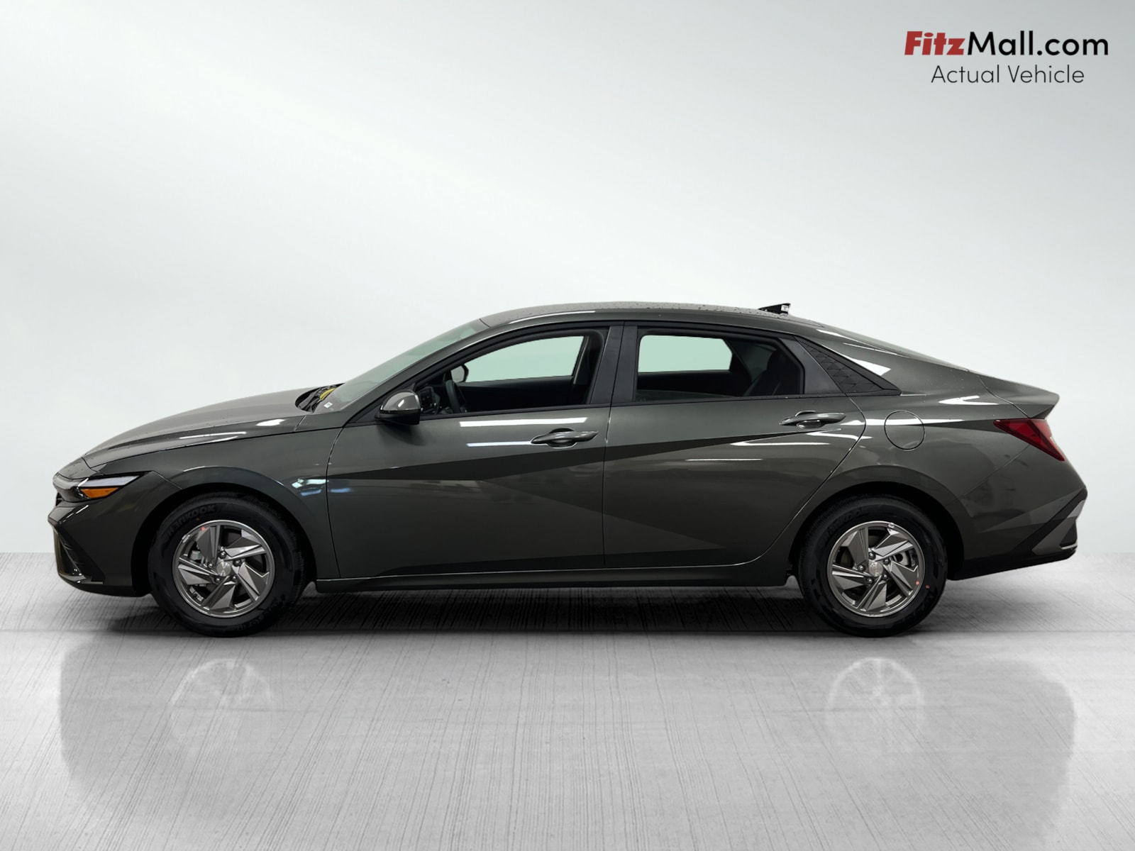 2025 Hyundai Elantra SE photo 3