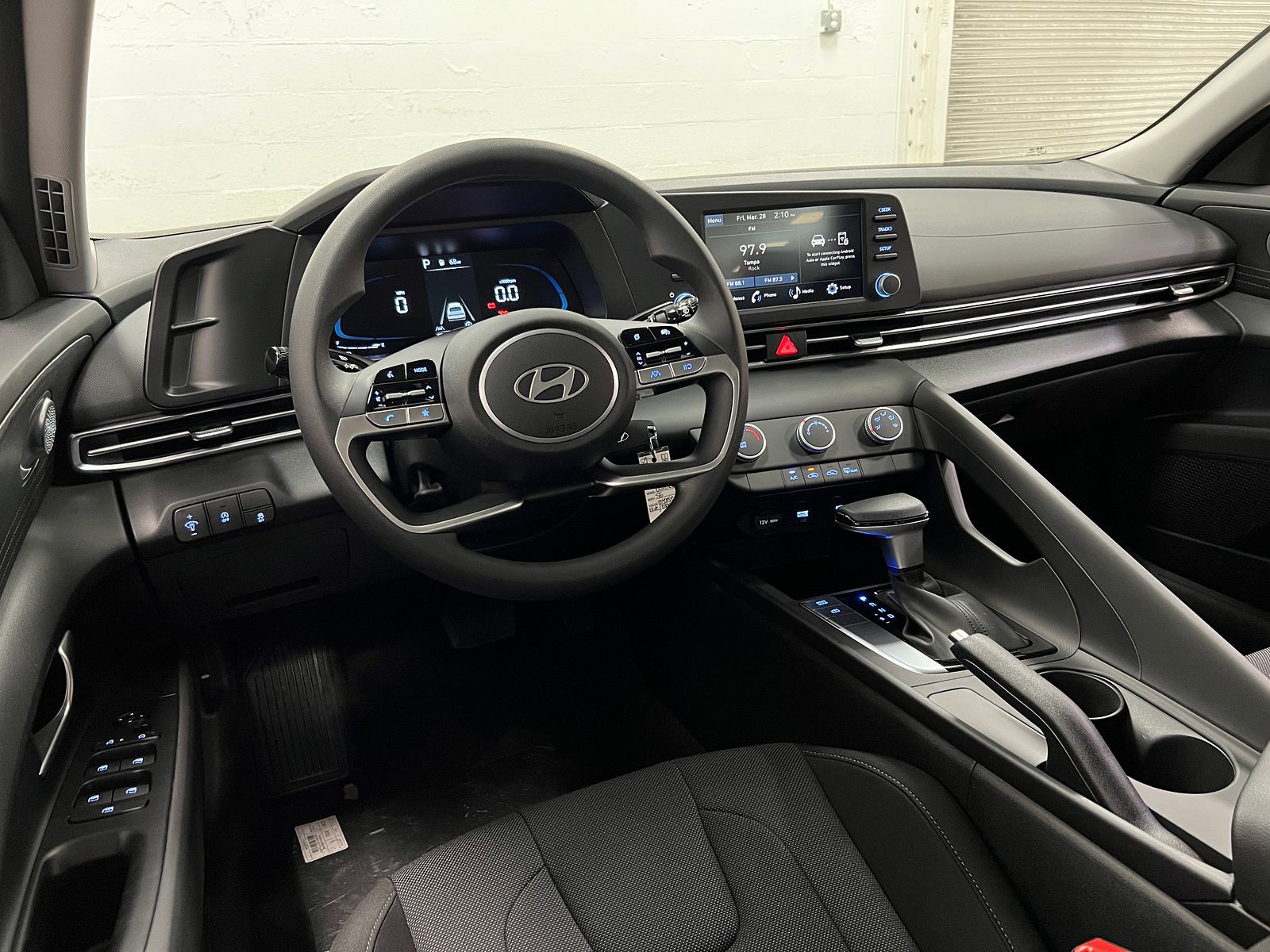 2025 Hyundai Elantra SE photo 9
