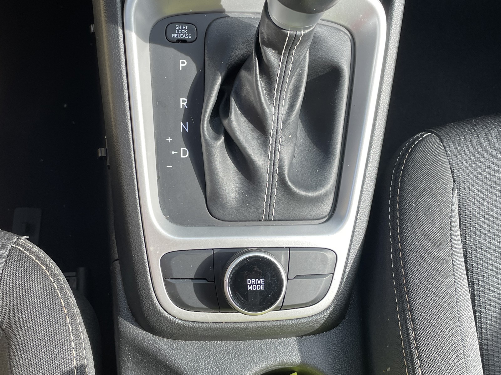 2023 Hyundai Venue SEL photo 24