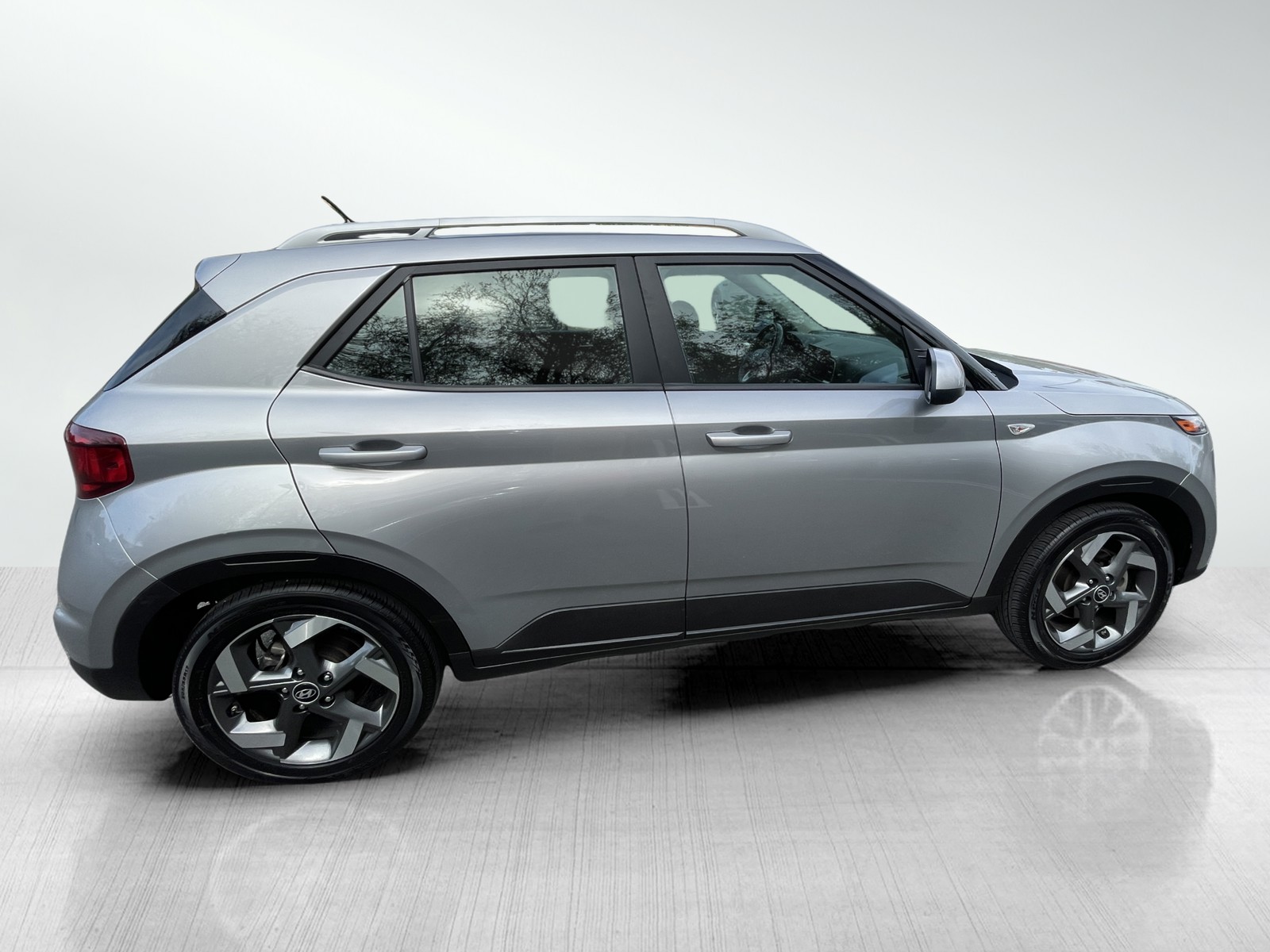 2023 Hyundai Venue SEL photo 4