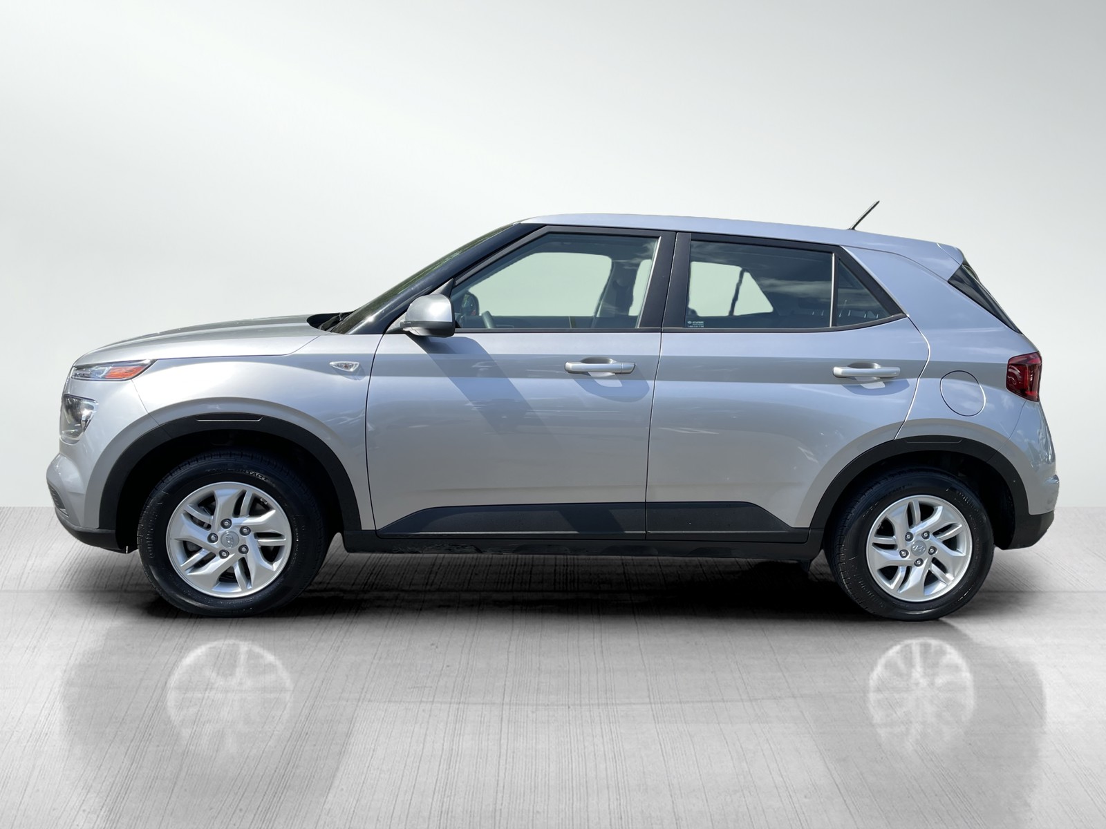 2024 Hyundai Venue SE photo 3