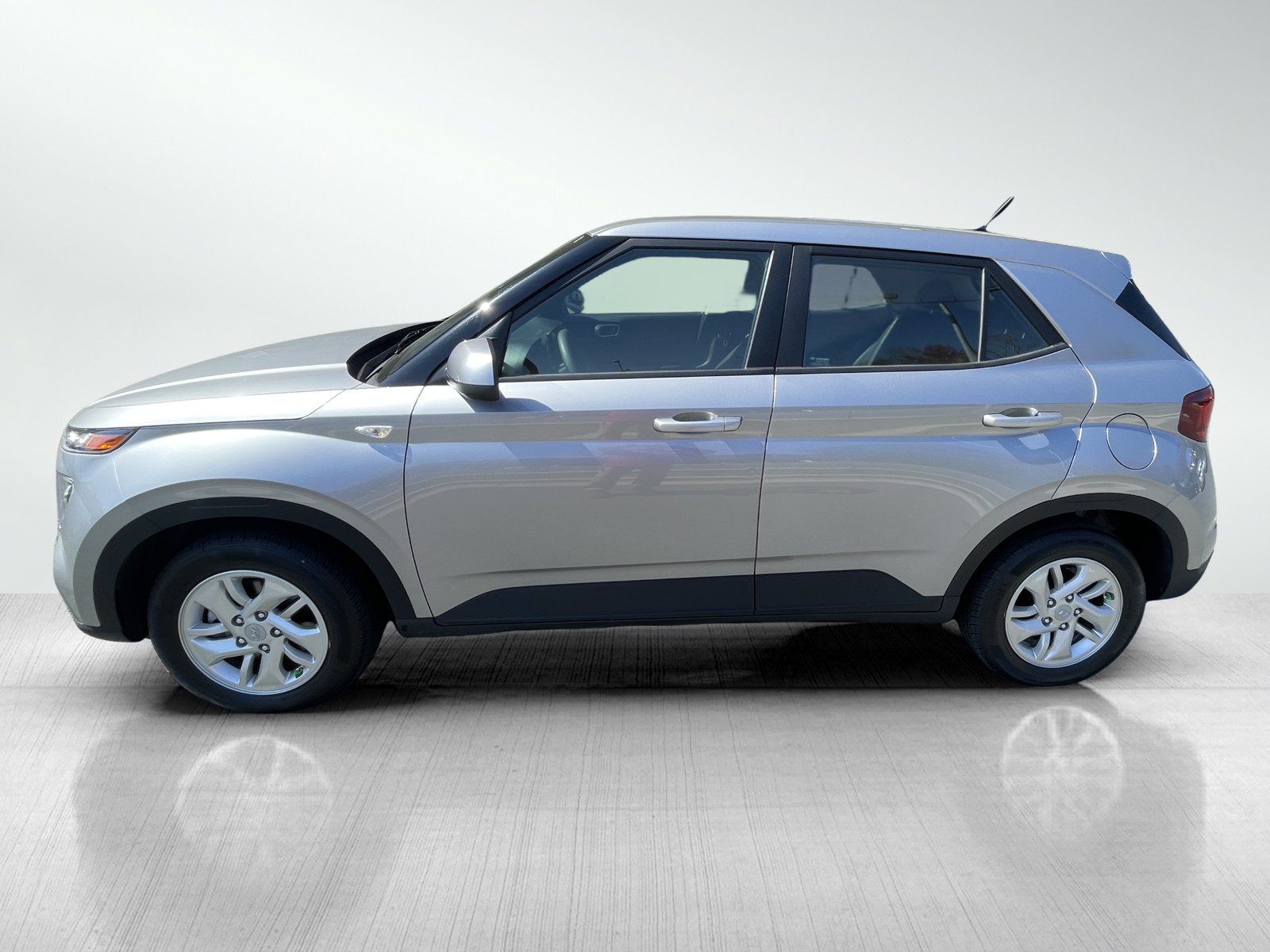 2024 Hyundai Venue SE photo 3