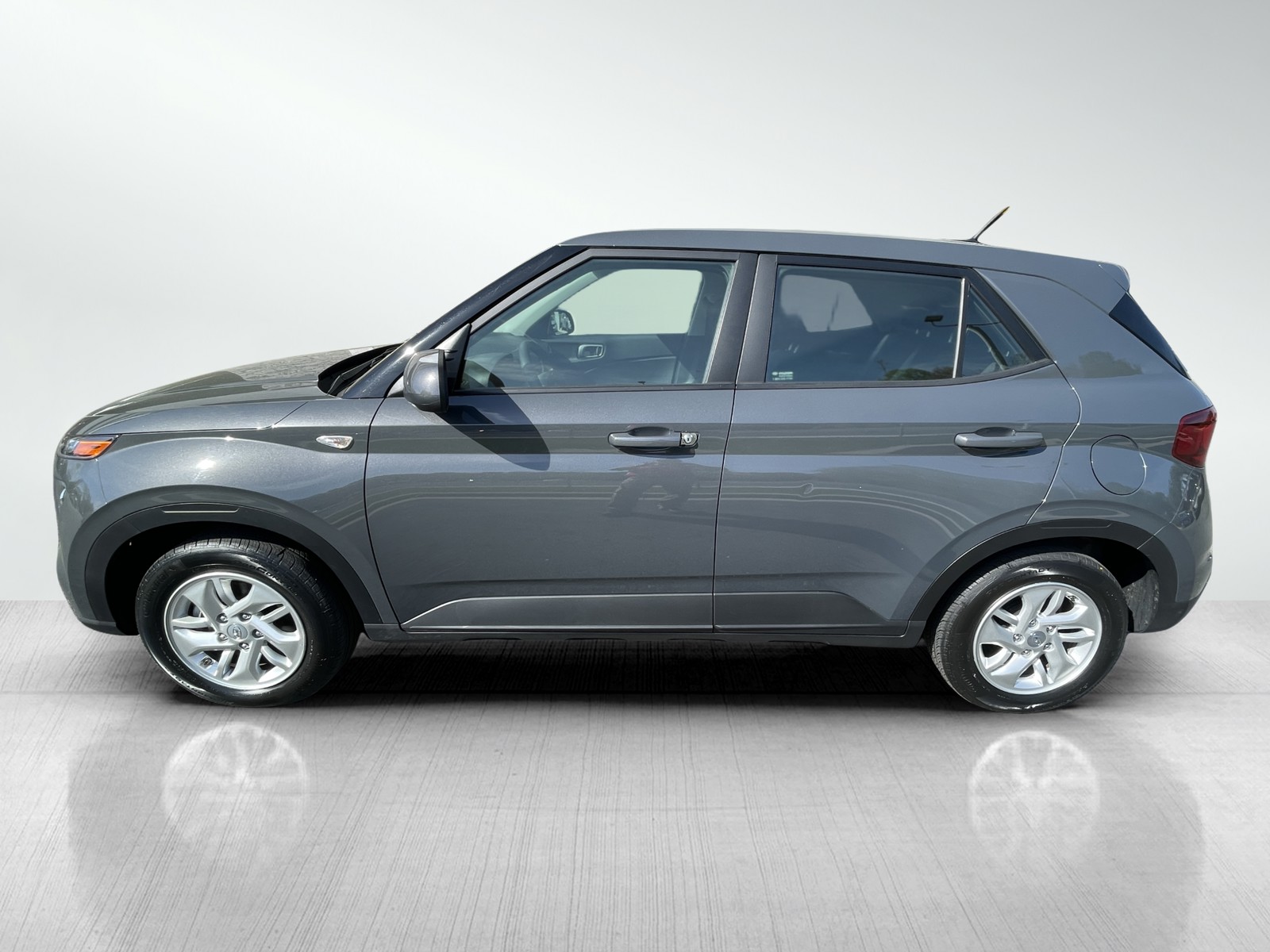 2024 Hyundai Venue SE photo 3