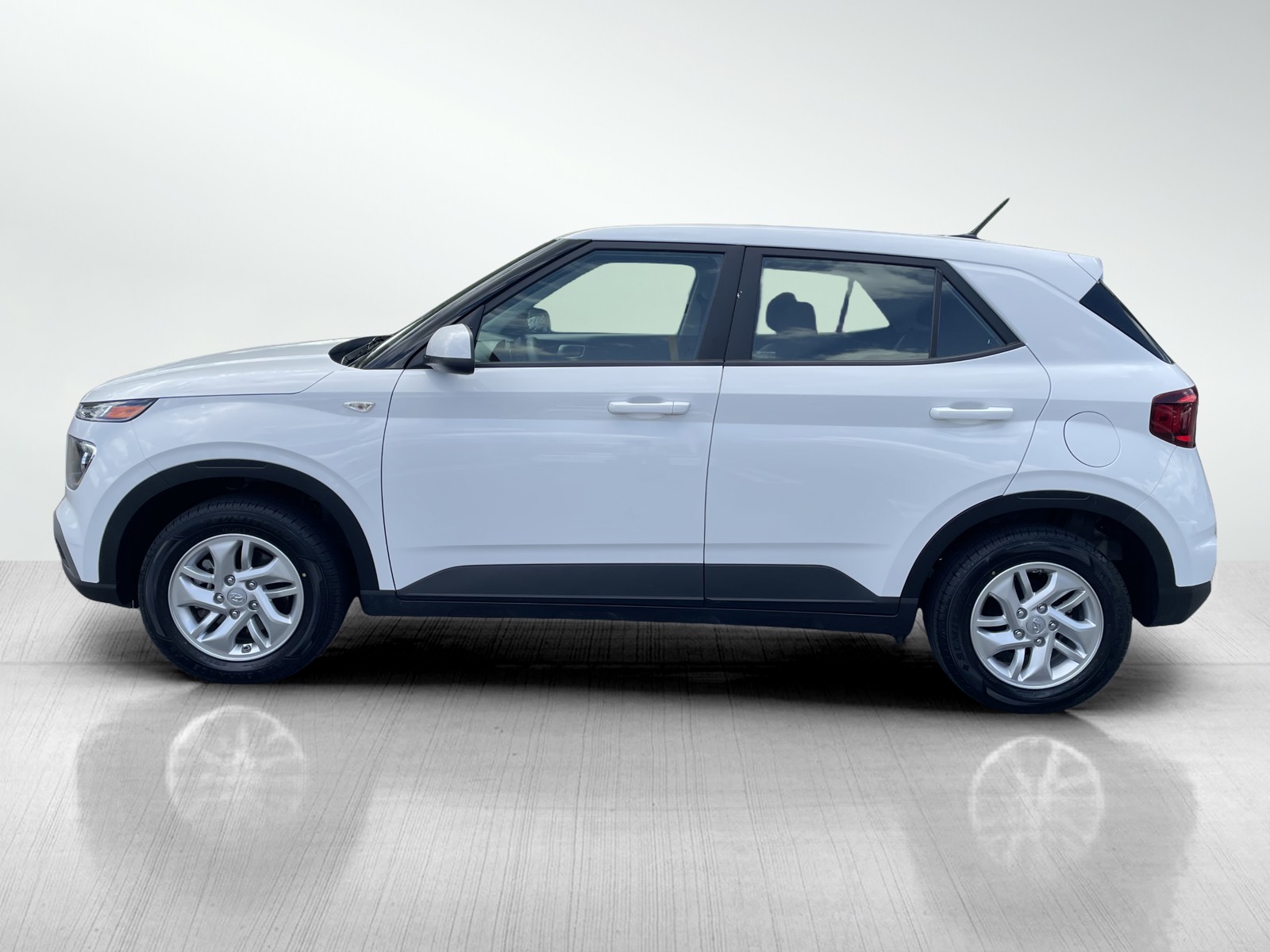 2024 Hyundai Venue SE photo 3